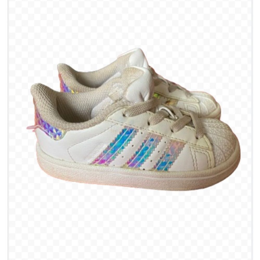 Adidas girls, superstar cloud, low top sneaker slip on size 6